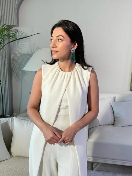 Another example of chic, minimalistic glam. A clean base, groomed brows, and a neutral lip are all you need for an effortlessly polished look.