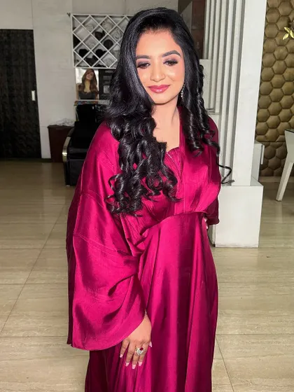A pretty mom on her daughter's birthday. I gave her a glamorous look with beautiful curls, perfect for celebrating with her little one.