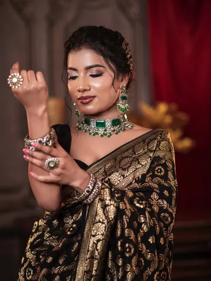 A simple yet elegant makeup look with a black and gold saree, perfect for a sangeet or cocktail party. Taught in my pro batch.