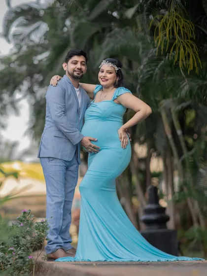 A beautiful sky-blue fitted gown that elegantly accentuates your curves. This is a wonderful choice for a classic and graceful maternity portrait.