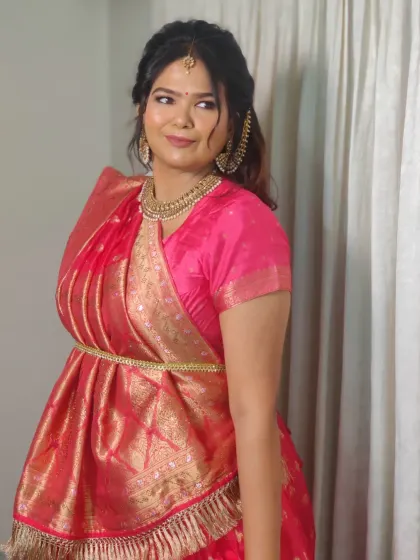 The front-facing pallu of the Gujarati drape looks so elegant and regal.