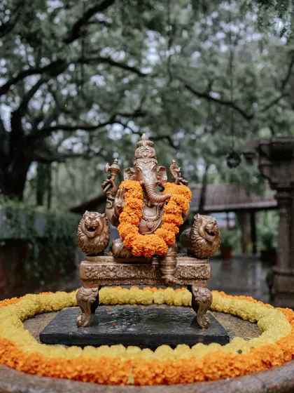 A Ganesha idol, the remover of obstacles, is a must-have at the entrance of any auspicious event. We ensure the idol is beautifully adorned with fresh flowers.
