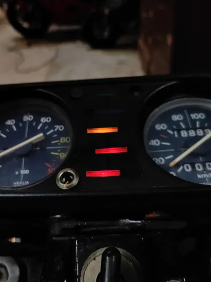 The retro dashboard of the Moto Guzzi 350 GTS, with its classic analog dials.