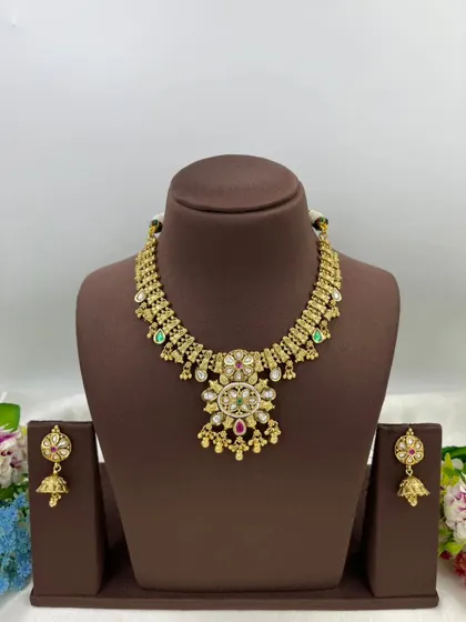 A detailed view of our antique gold necklace sets. This video highlights the matte gold finish and the fine craftsmanship of the pendant and matching jhumki earrings, a timeless design that is always in demand.