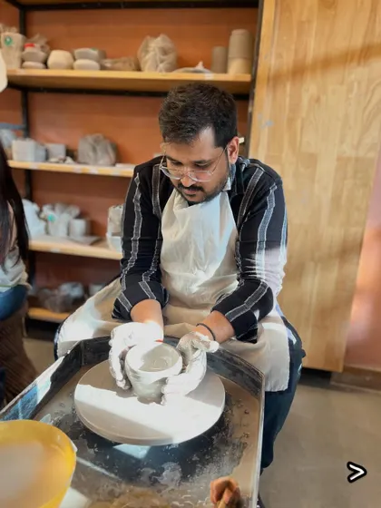 When clay met comedy, magic happened. Our Improv x Pottery evening was a rollercoaster of laughter, spontaneity, and muddy hands, where creativity had zero rules.