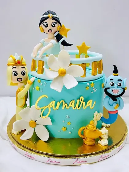 A magical balcony scene for this Aladdin-themed cake. Princess Jasmine and Aladdin are surrounded by stars and flowers, with the Genie popping out of his lamp below.