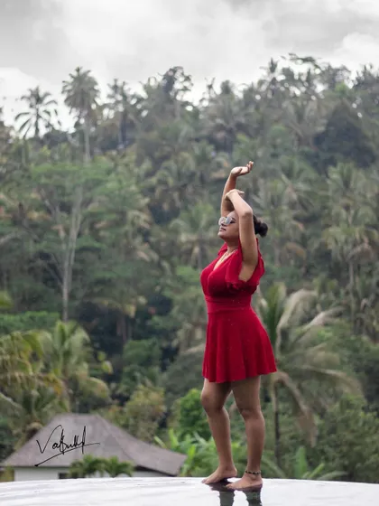 Using the lush jungle backdrop of an Ubud resort for a vibrant portrait. Even on a rainy day, we can use the soft light to create beautiful, atmospheric photos that feel intimate and connected to nature.