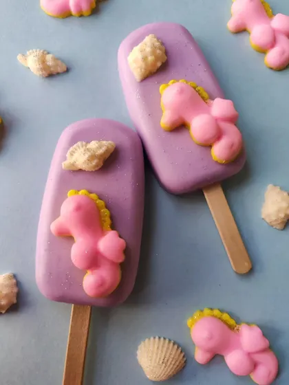 My seahorse soapsicle will definitely remind you of holidays spent near the beach. The details on the seahorse and the little shell make this a truly artisanal soap bar.