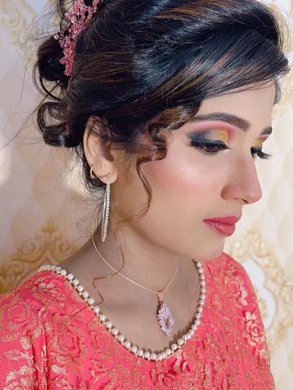 A close-up of the multi-tonal sunset eyeshadow look.