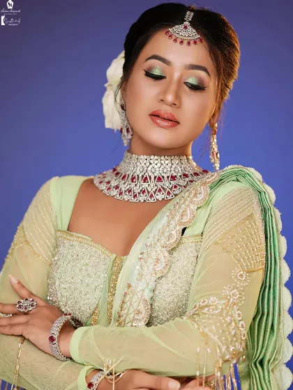 A close-up of the green and gold eyeshadow, a beautiful choice for this outfit.