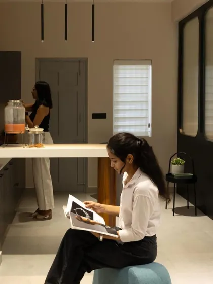 The pantry and discussion area, showing how employees can interact in a relaxed and functional setting.