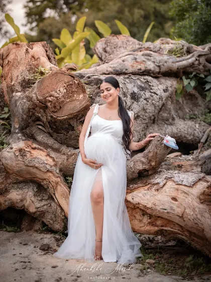 Embracing the serenity of nature for this outdoor maternity session. The organic textures and soft natural light create a peaceful and grounded portrait, connecting motherhood to the beauty of the earth.