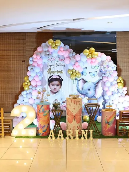 A different take on the baby elephant theme, this time mixed with butterfly elements for a unique fusion party.