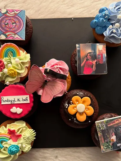 A close-up on the details of the influencer gift box. You can see the edible prints and hand-piped buttercream flowers clearly here.