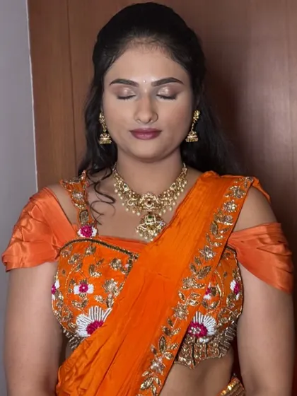 This image shows the soft glam makeup with eyes closed, highlighting the seamless eyeshadow blending. This is a key detail for ensuring the makeup looks perfect in photos.