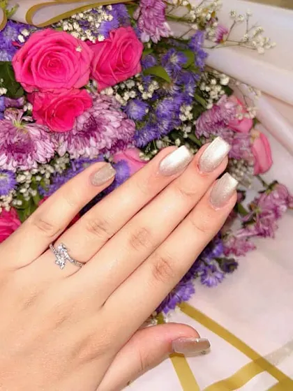 Another beautiful shot of the nude cat eye manicure.