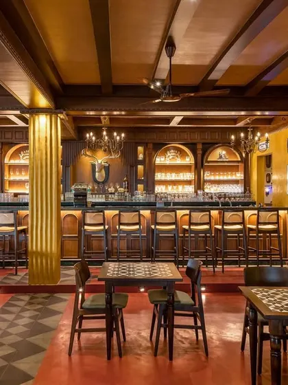 The bar at Adda 1522 has a classic, old-world pub feel. We used dark wood, warm backlighting for the glassware, and a fluted golden pillar to create a sophisticated and timeless look.