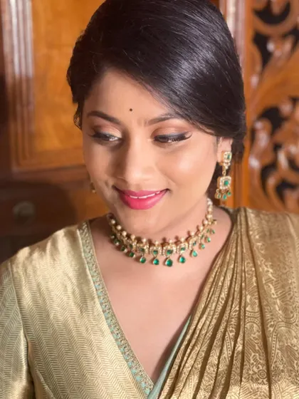 A close-up of the makeup from the previous look. The green necklace is the highlight, so we kept the makeup soft and complementary.
