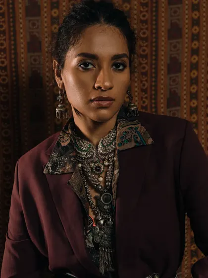 This image is all about the powerful combination of modern tailoring and traditional jewellery. It’s a fusion of styles that feels both classic and contemporary.