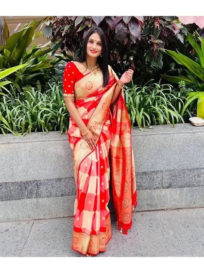 Another beautiful shot of Sowmya in her red and white Banarasi saree. It’s a timeless piece that she carries with so much grace.