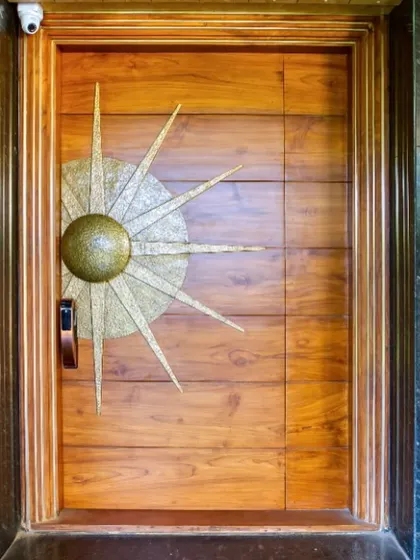 A duplicate of the door detail.