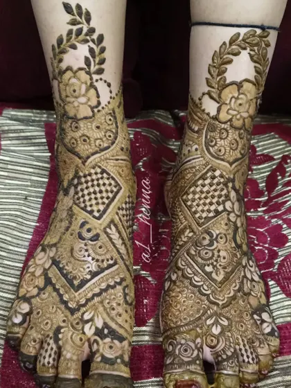 This unique foot design features a checkerboard pattern combined with floral wreaths around the ankles.