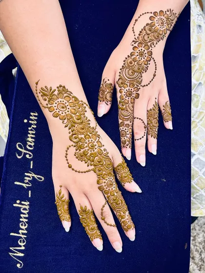 For those who love a clean and elegant look, I create these beautiful Arabic-style henna designs. The flowing floral and vine patterns decorate the hands without feeling heavy, perfect for any occasion from Eid to a casual get-together.