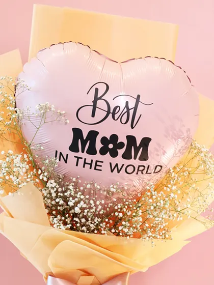 A close-up of the "Best Mom in the World" balloon, part of a beautiful bouquet, making it a simple yet powerful message for Mother's Day.