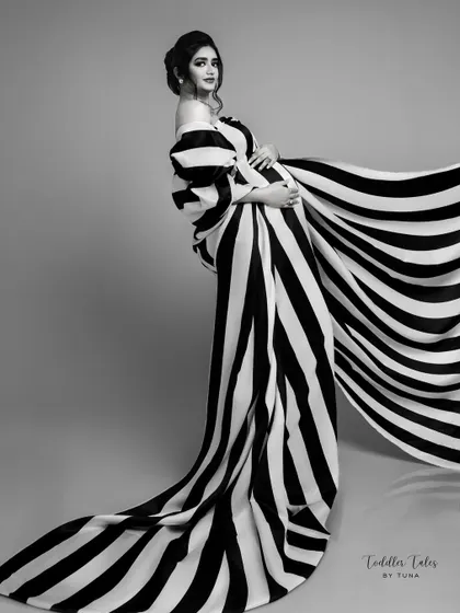 The art of the silhouette. This black and white portrait focuses on the beautiful shape created by the mother and the flowing striped fabric. It’s a testament to how maternity can be pure high-fashion.