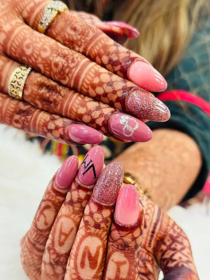 Your love story, right at your fingertips. This personalized bridal set features the couple's initials, combining soft pinks, glitter, and custom art for a manicure that’s as special as the occasion.
