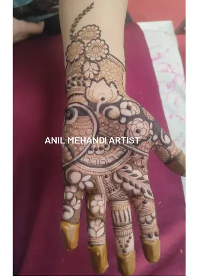 A lovely single-hand design featuring a mix of floral and peacock elements. This is a great option for bridesmaids or for pre-wedding functions like an engagement.