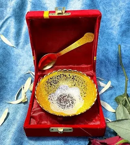 This single decorative bowl, crafted with intricate silver and gold-colored detailing, is presented in a luxurious red velvet box. It is an ideal ready-to-give present for weddings, housewarmings, or corporate events.