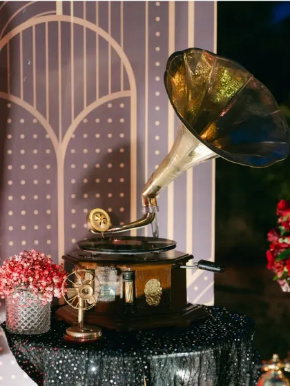 Vintage elements add a touch of nostalgia and charm. For this Broadway-themed Sangeet, we used details like a classic gramophone and a retro radio to transport guests to another era.