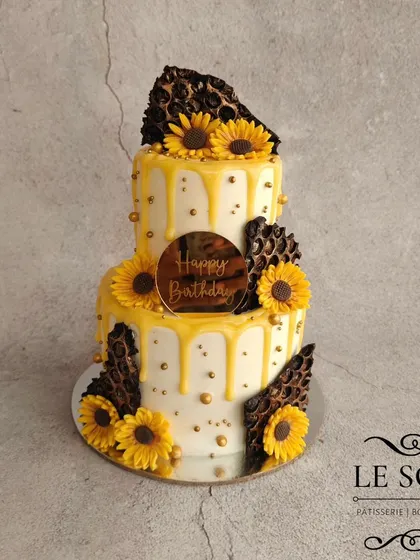 Another take on my popular sunflower design, this time as a 1 kg two-tier cake. This Chocolate Hazelnut cake features a yellow drip and is decorated with sunflowers and chocolate bubble wrap shards.