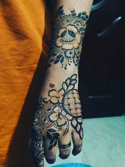 A single-hand design featuring a large flower with a checkered center, a popular modern element.
