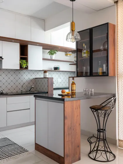 We created this versatile bar and breakfast counter adjacent to the kitchen, turning the lounge into a multi-functional entertainment hub.