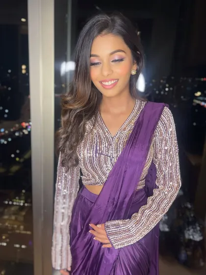She looks effortlessly chic with her soft glam makeup and beautiful smile.