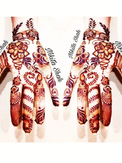 A beautiful Gulf-style mehendi, which is a fusion of Indian and Arabic designs. It's known for its bold floral and vine patterns with intricate fillers.