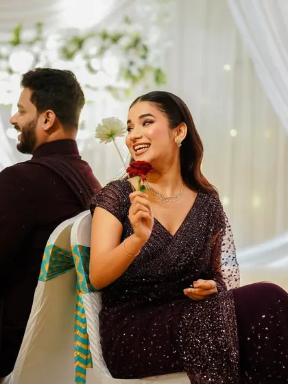 Happy brides are the prettiest! Vaishnavi was glowing during her engagement celebrations. We opted for a soft, romantic makeup look that highlighted her happiness and natural beauty.