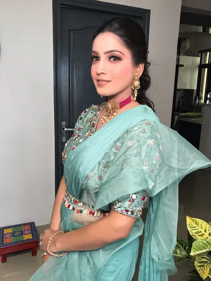 A final shot of this chic and modern saree look.