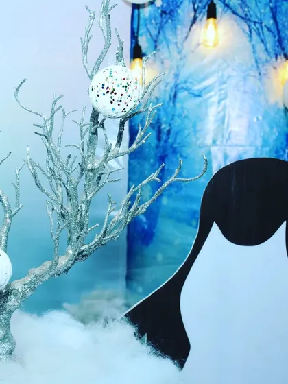 A close-up of the decorative details from our winter theme. We use glittery branches and sparkling ornaments to add a touch of magic and elegance to the setup.