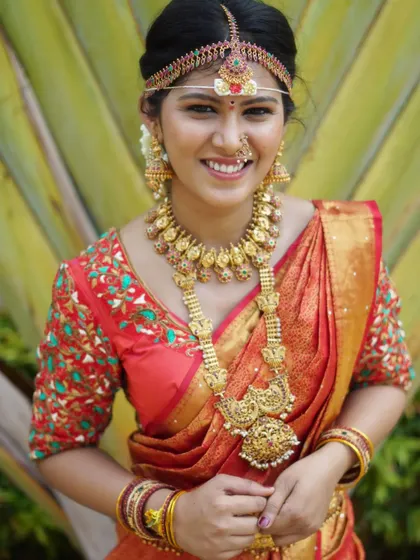 This close-up highlights the beautiful Kasu-style choker and the longer Lakshmi pendant haram. It's a powerful combination for a traditional wedding.
