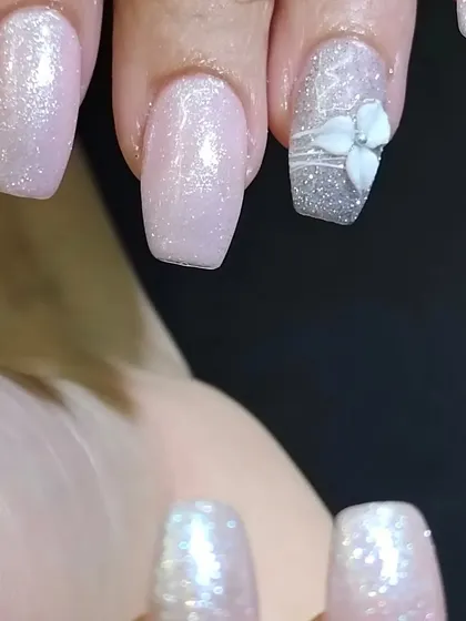 The shimmer on these engagement nails is just so elegant and timeless.