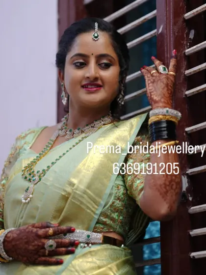 A stylish pose by the bride, giving a full view of her jewellery, including the vaddanam.