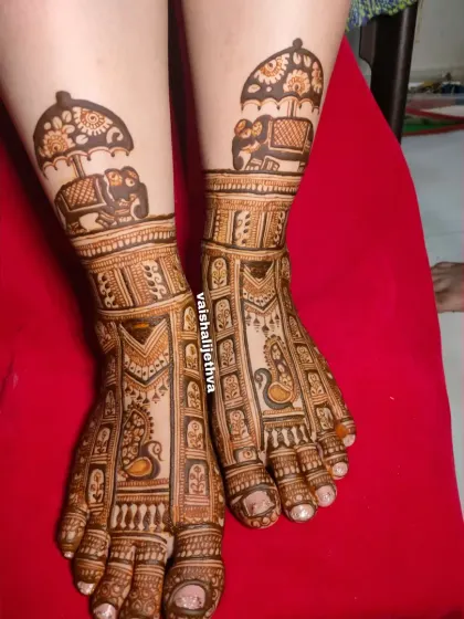 An elephant-themed design for bridal feet. This unique pattern features majestic elephants with umbrellas, combined with intricate work on the rest of the foot.