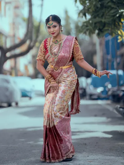 A full view of a bride in a beautiful silk saree, adorned with our complete set of antique rental jewellery.