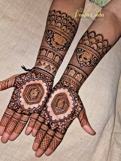 An elegant and heavy siders design with a central hexagonal mandala. The surrounding floral patterns and detailed wrist cuff create a very sophisticated and full look.