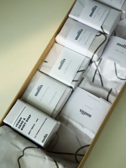A full view of a shipping box with the new belly wrap design, showcasing the clean and modern aesthetic.