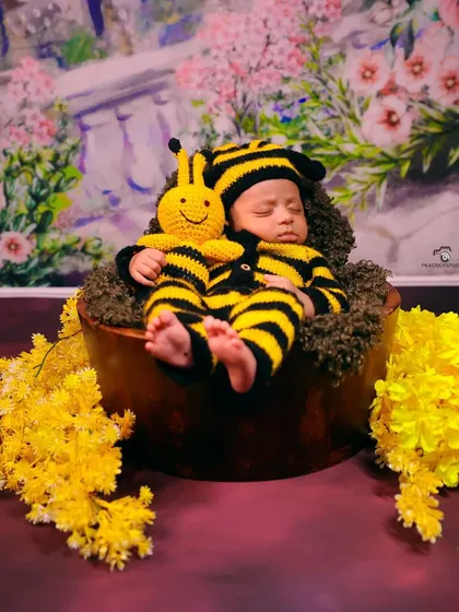 Capture the sweetest moments with our adorable newborn photoshoot props and costumes. This 'little bee' set, complete with a matching toy, is perfect for creating precious memories of your baby.