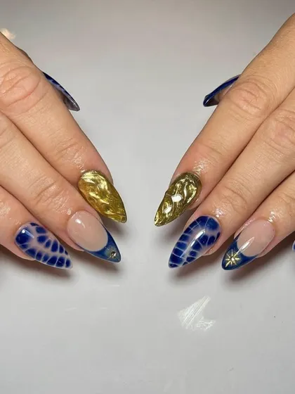 A bold and graphic set in blue and gold. We combined a crocodile-skin pattern with a solid gold chrome accent nail for a high-fashion, textured look.